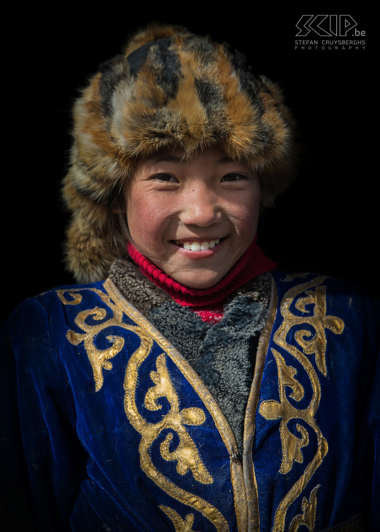 Ulgii - Amanbol Portret foto van Amanbol, de jongste Kazakse arendjageres in Mongolië. Stefan Cruysberghs